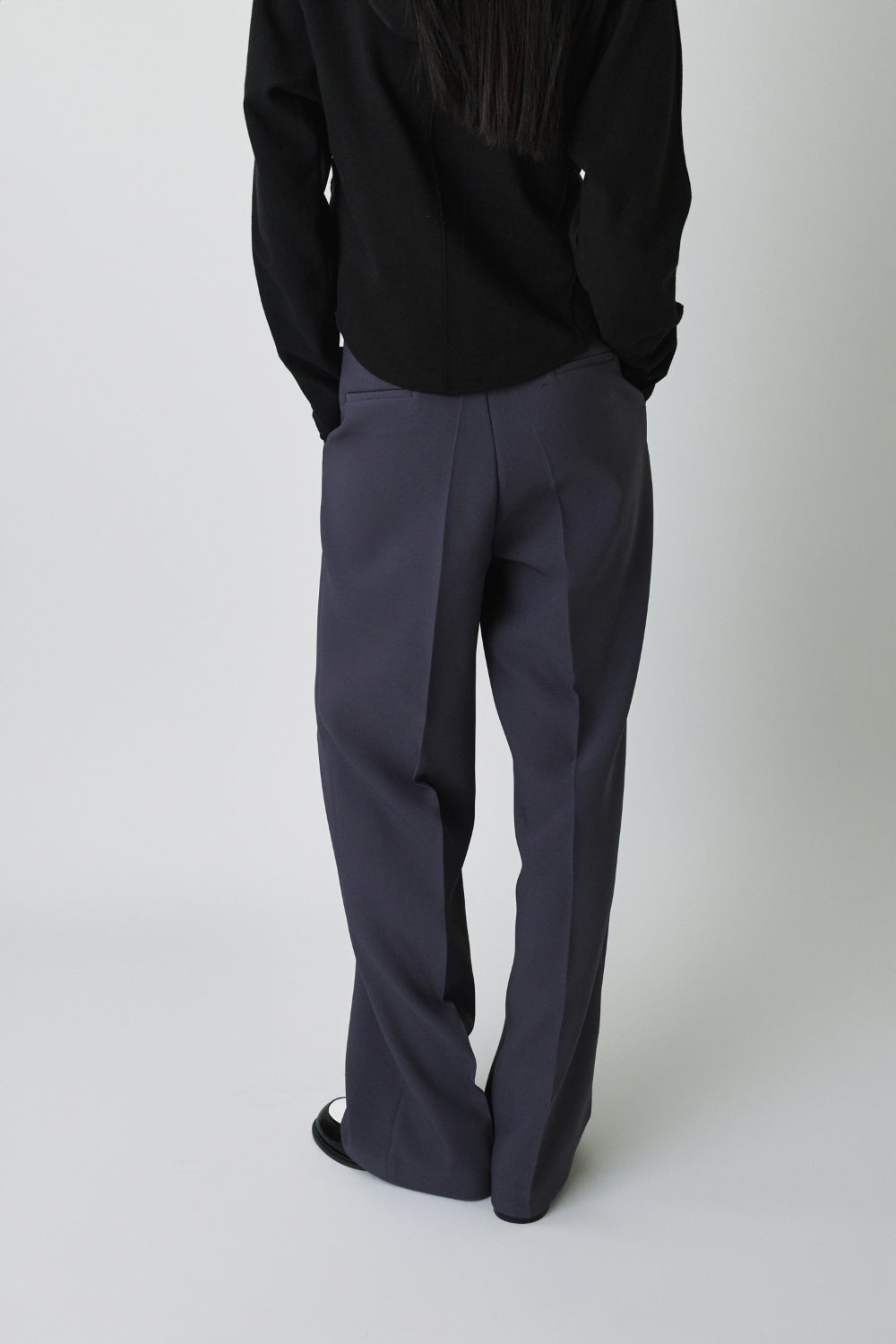 25 Edition spring one tuck pants charcoal