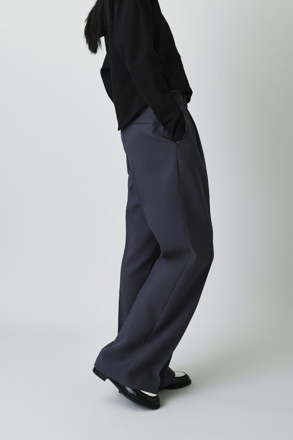 25 Edition spring one tuck pants charcoal