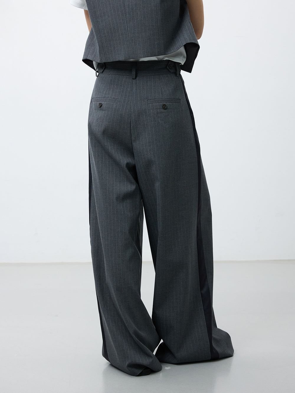 Classic pin stripe 2tuck wide pants