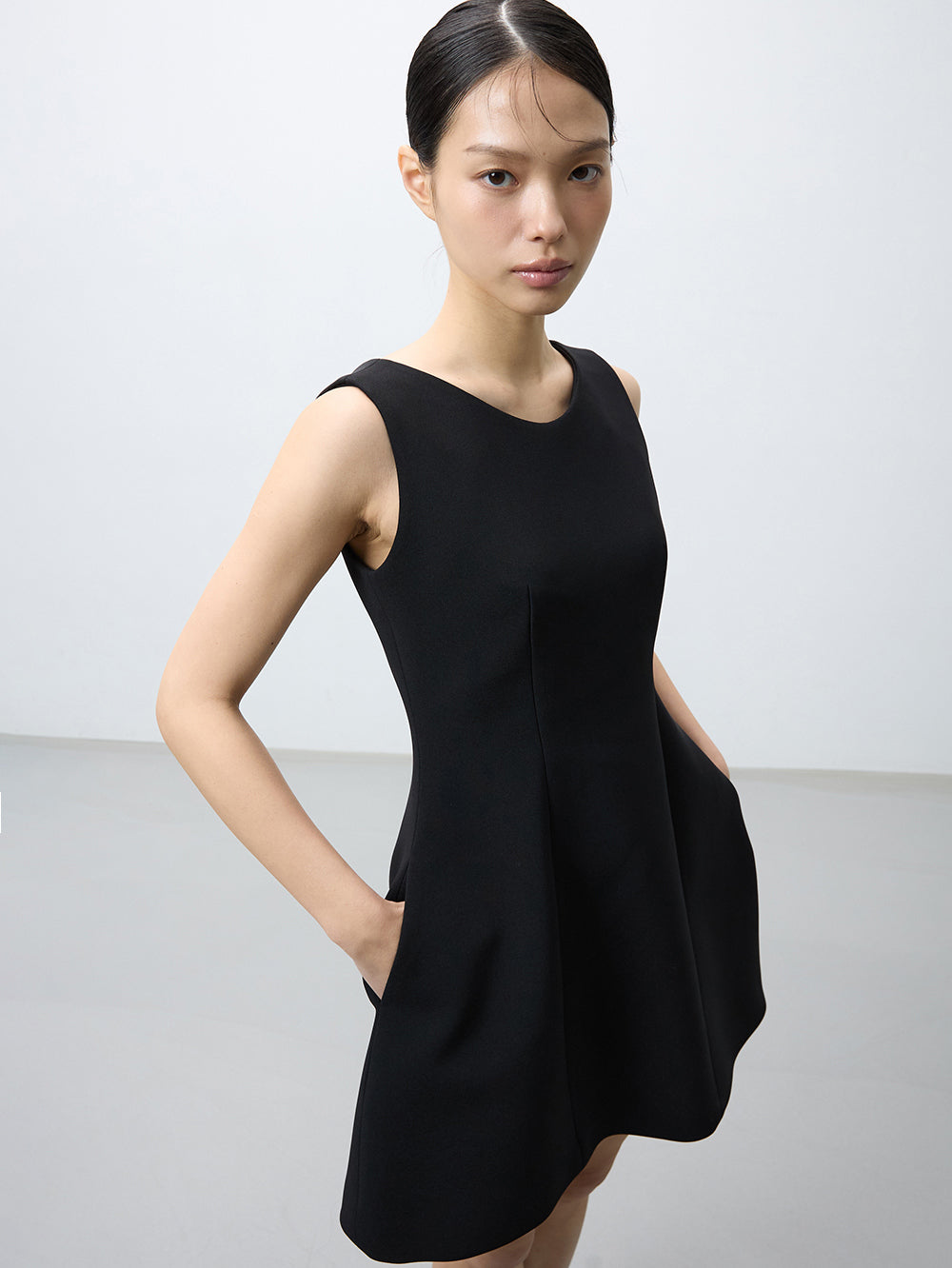 Sleeveless volume mini dress