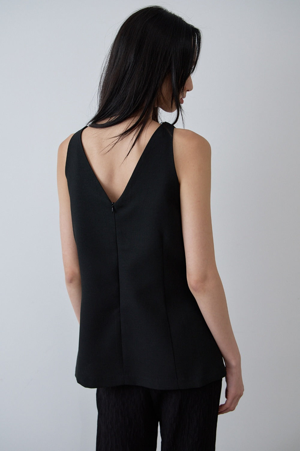 V-neck sleeveless blouse