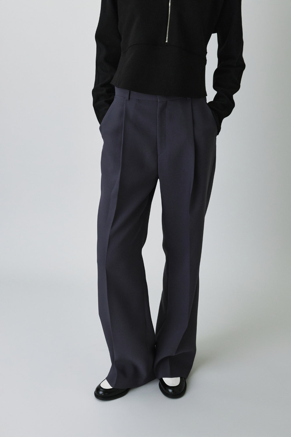 25 Edition spring one tuck pants charcoal